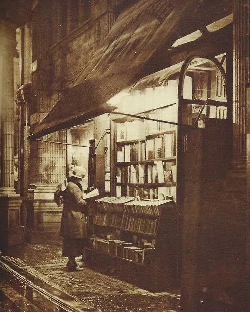What the outside of Wyndham books might look like.
