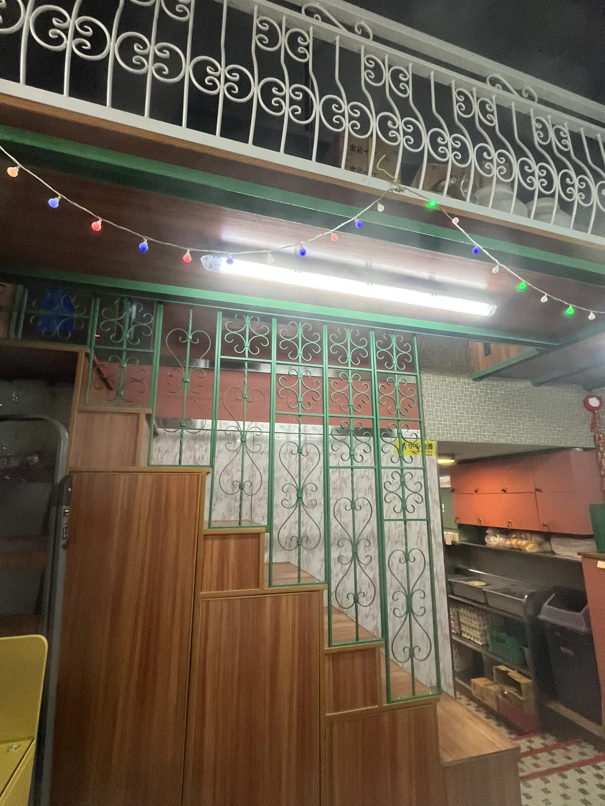 Love these classic balcony fences