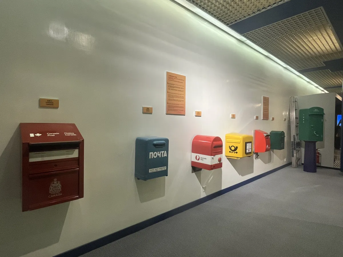 Global postboxes for international mail