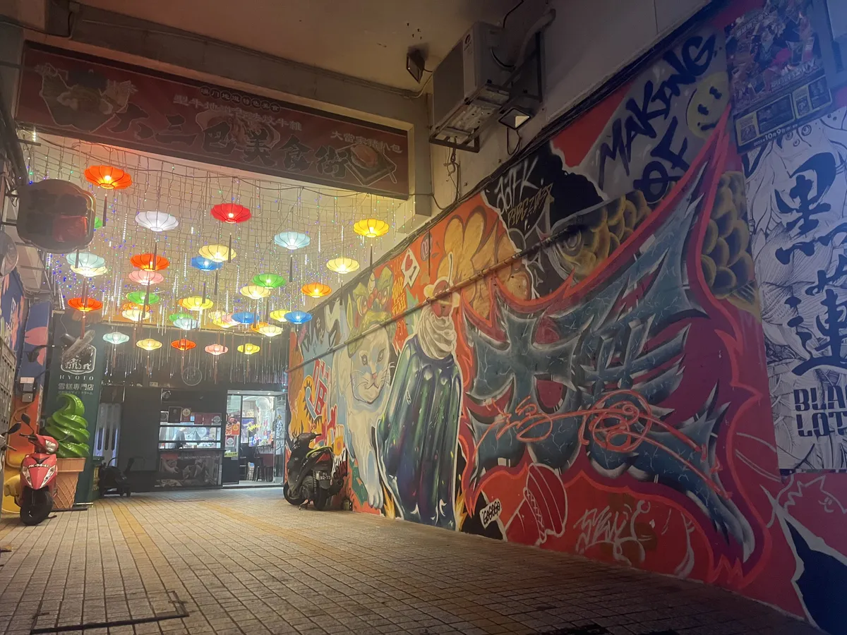 A fun little mural and detour to who knows what (it said eat street, so probs restaurants beyond)