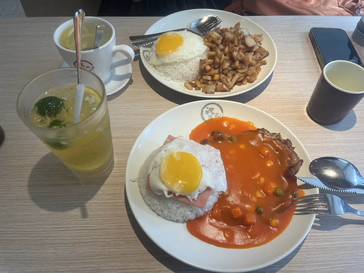 沙灘豬扒飯 (Saturn pork rice) but why is she so orange?!