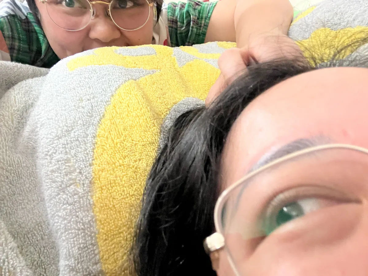 I give my sister an additional scalp massage