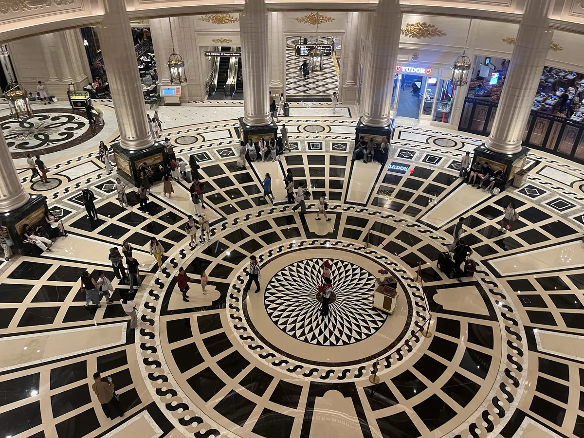 The Parisian main lobby. Peep those mimes trying their best