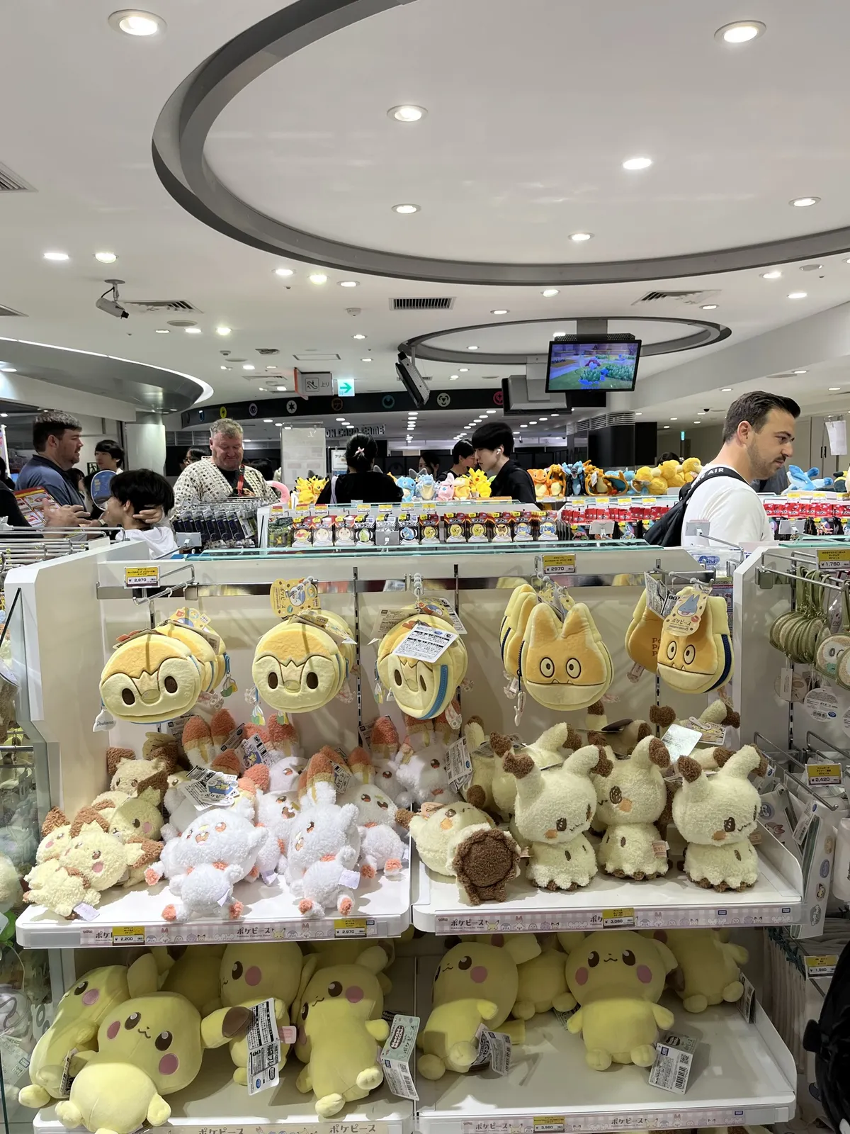 Pikachu-coloured non-Pikachus, featuring Pikachu