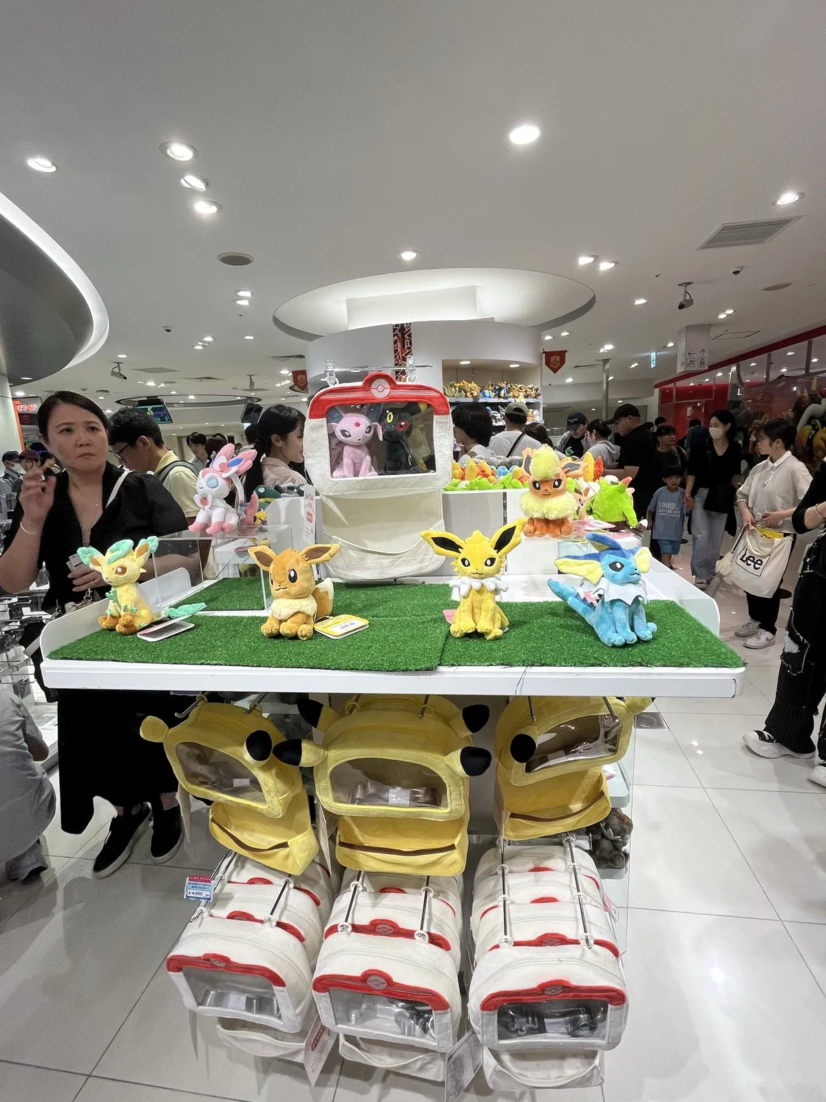 A peek at the crowds ft. vague Pikachus