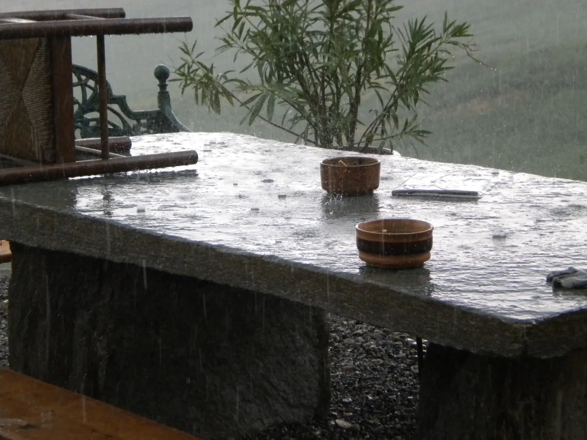 Stone table in the rain, Verdeto, 2009