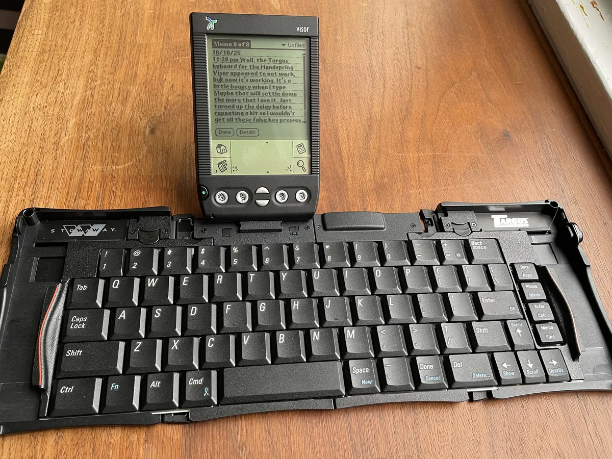 Handspring Visor Deluxe docked to a Targus Stowaway keyboard