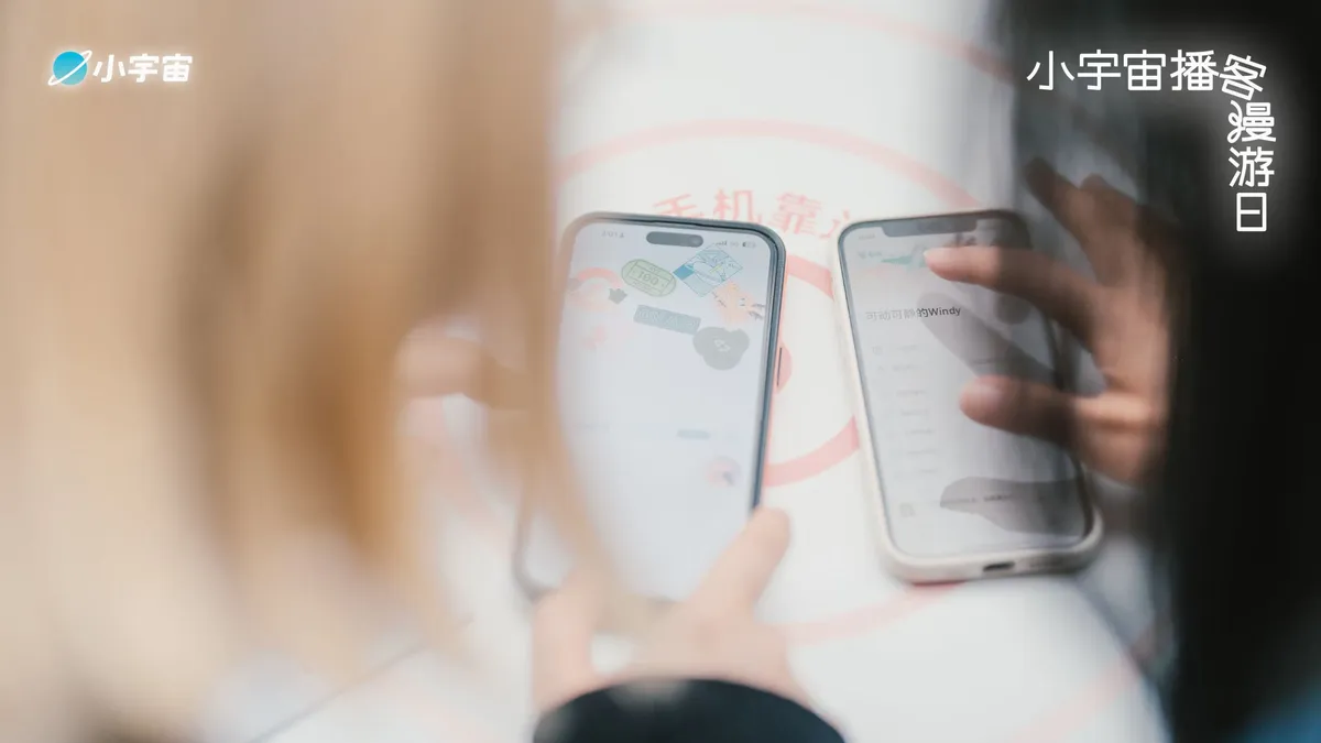 两位漫游者正在通过装置交换贴纸