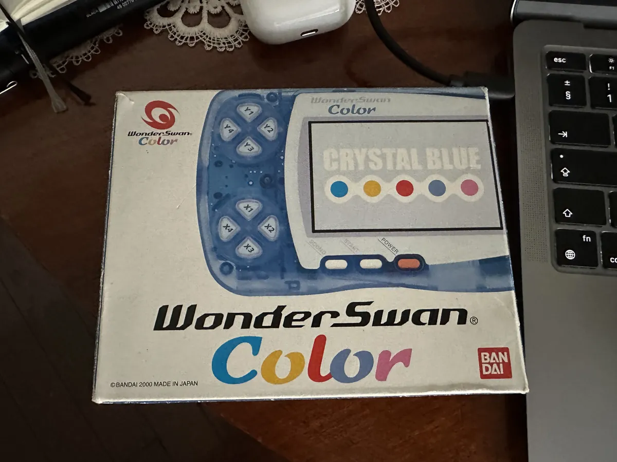 A WonderSwan Color box.