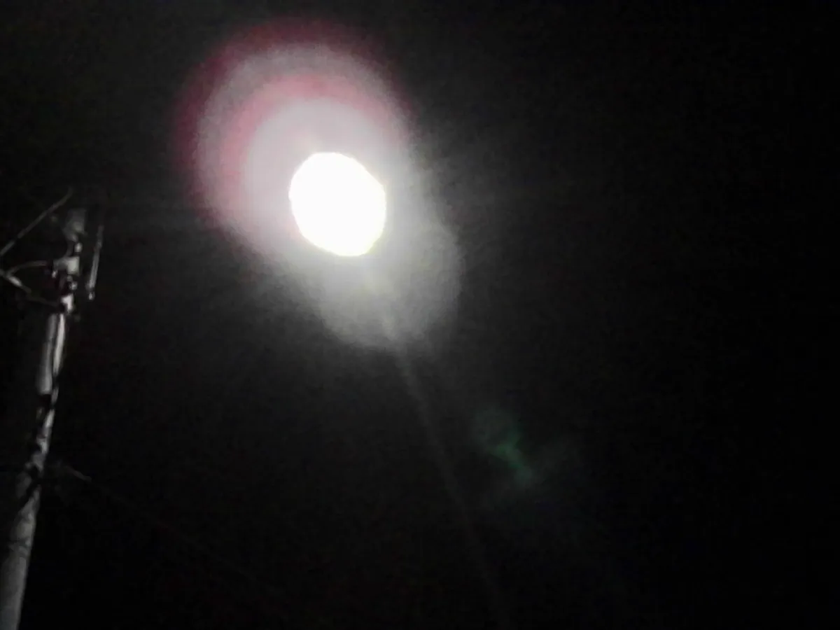 PICT0063 - 10/07/2026 - lensflare from a lamppost at night