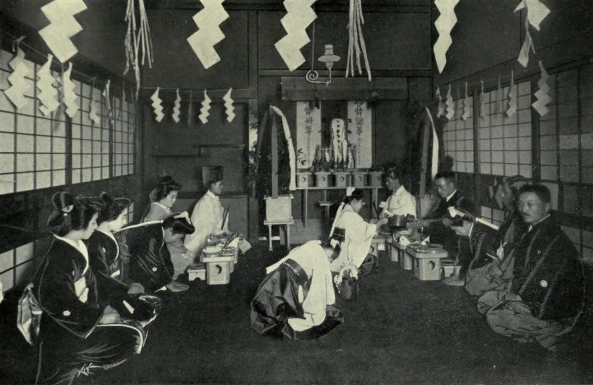 Photographie ancienne d’une cérémonie nuptiale shinto montrant le rite des trois fois trois coupes.