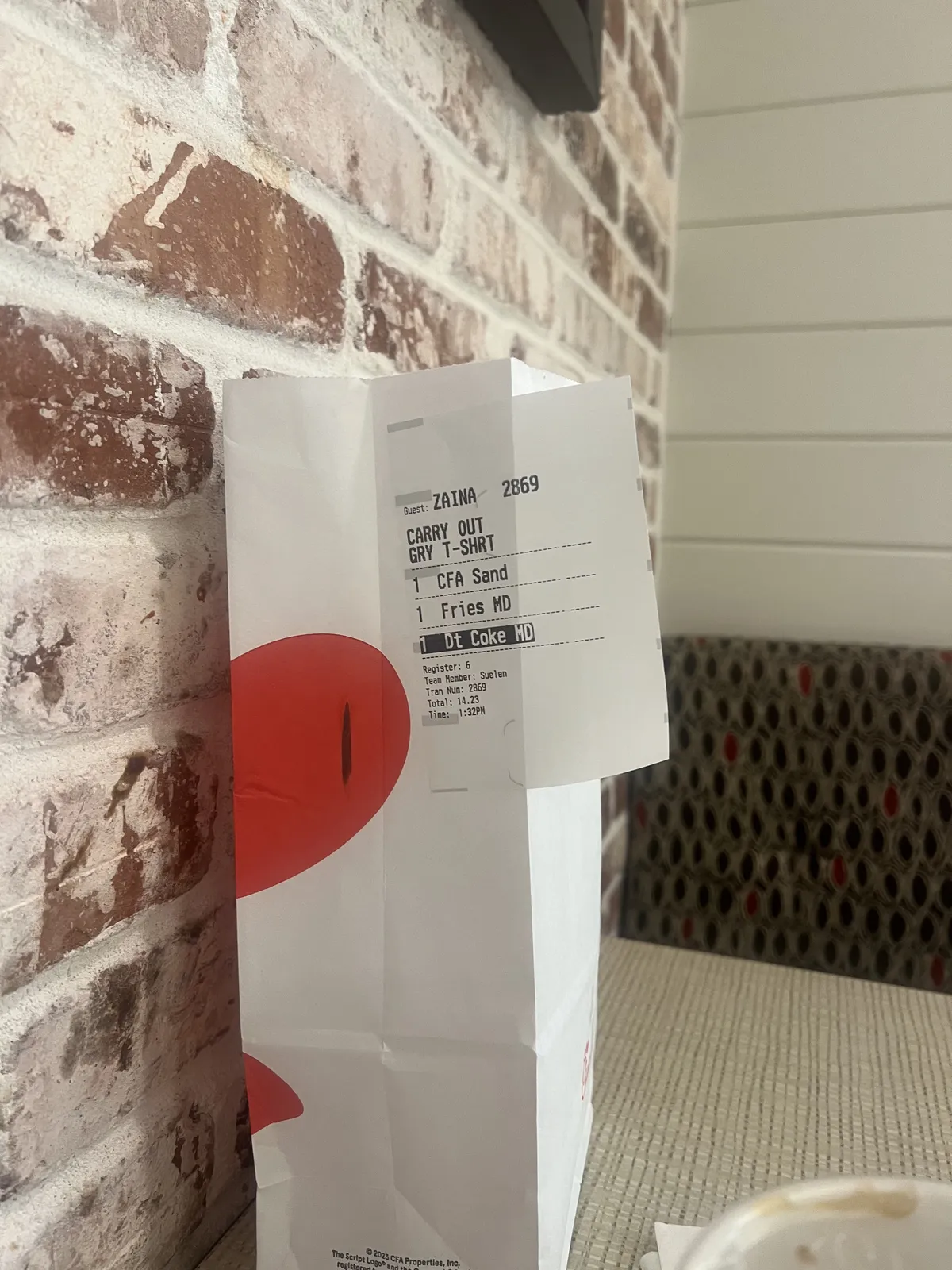 Burger chain receipt that amusingly reads 'ZAINA, CARRY OUT, GRY T-SHRT'